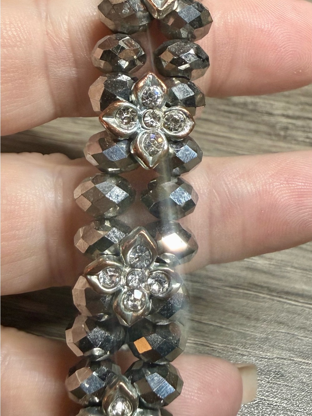 Hematite Crystal Flower Stretch Bracelet - Silver Gray